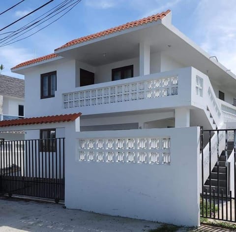 White Paradise Beach House Casa in Vega Baja