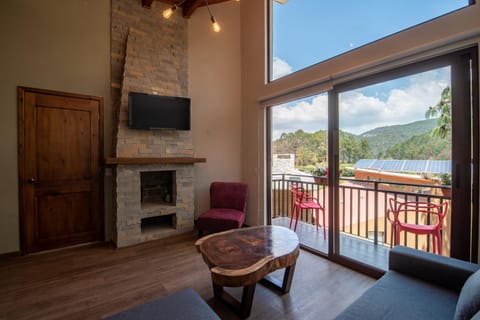 TV and multimedia, Living room, Seating area, Evening entertainment, Mountain view