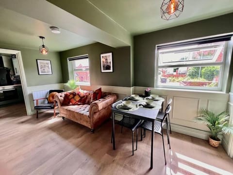 Quirky, Newly Converted Flat Apartment in Worcester