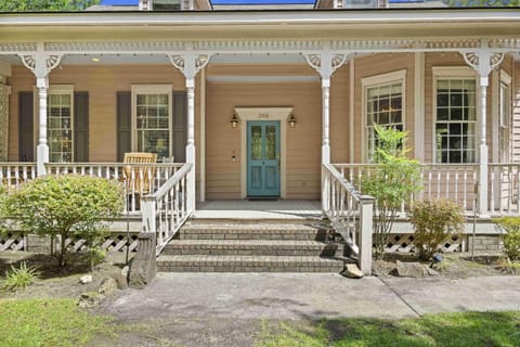 Charming Lakefront Home in Maclaura Hall House in North Charleston