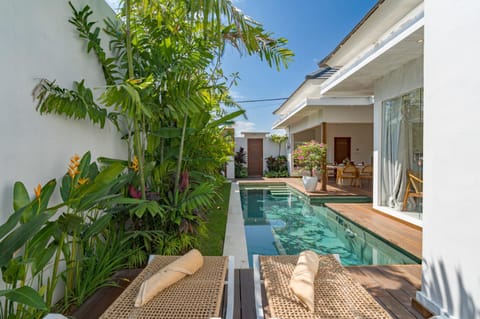 Property building, Day, Garden, Garden view, Pool view, Swimming pool, sunbed