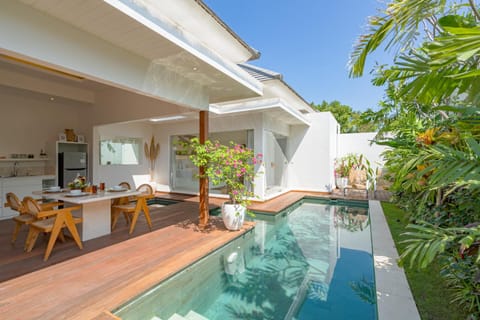 Property building, Day, Garden, View (from property/room), Dining area, Garden view, Pool view, Swimming pool, sunbed