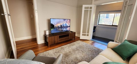 TV and multimedia, Living room, Seating area, Evening entertainment