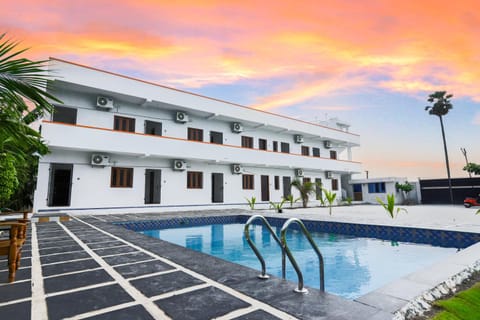 Property building, Day, Pool view, Swimming pool, sunbed