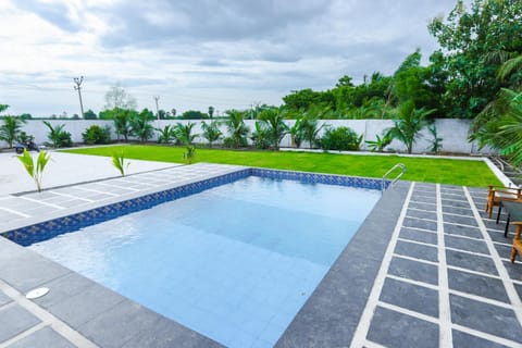 Seating area, Pool view, Swimming pool, babysiter