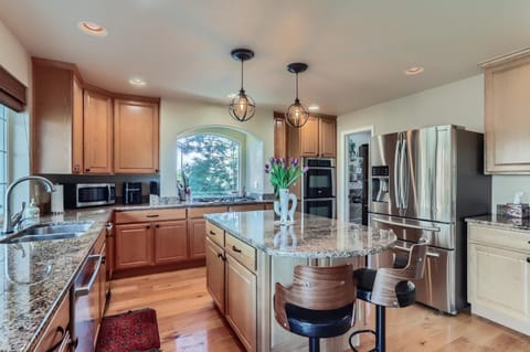 Dining area, dishwasher, oven