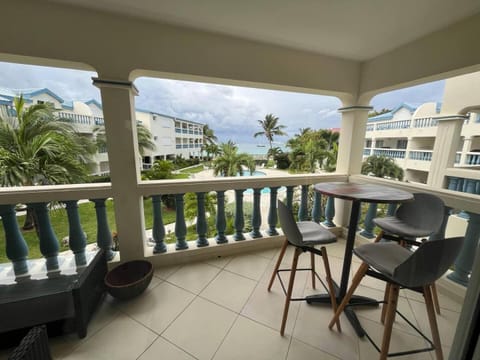 Balcony/Terrace, Dining area, Swimming pool