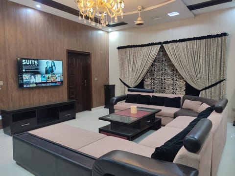 Communal lounge/ TV room, TV and multimedia, Living room, Seating area