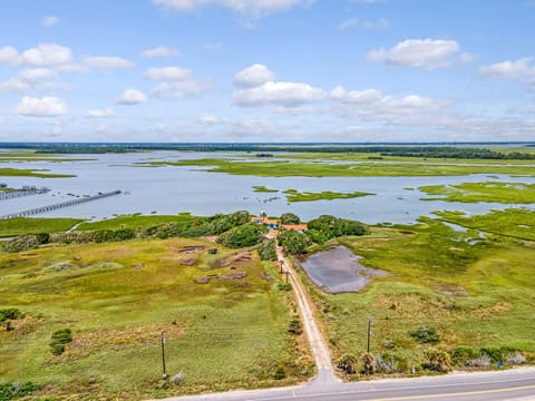 1550 E Ashley Private Island At The Fort Across From Beach Very Private House in Folly Beach