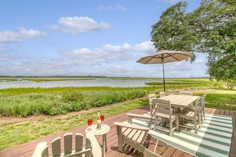 1550 E Ashley Private Island At The Fort Across From Beach Very Private House in Folly Beach