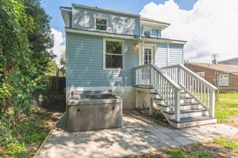 99 Massive home with Hot Tub House in Hampton