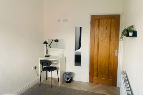 Newly Renovated Spacious 4 bed Apartment Apartment in Bury