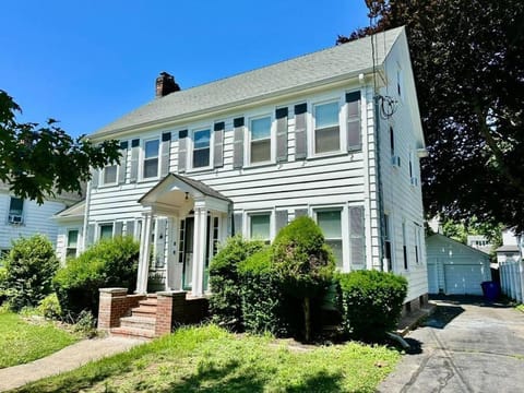 Huge Remodeled House Close to Yale with Backyard Apartment in New Haven