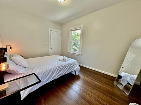 Huge Remodeled House Close to Yale with Backyard Apartment in New Haven