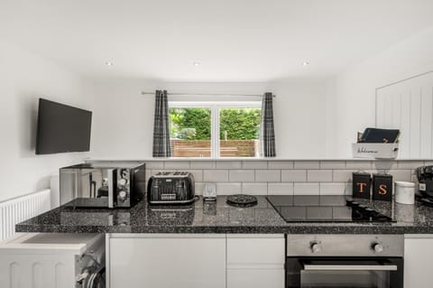 Coffee/tea facilities, Kitchen or kitchenette, oven, stove, toaster