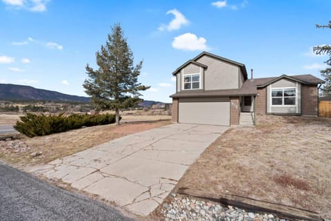 Property building, Neighbourhood, Natural landscape, Mountain view, Street view