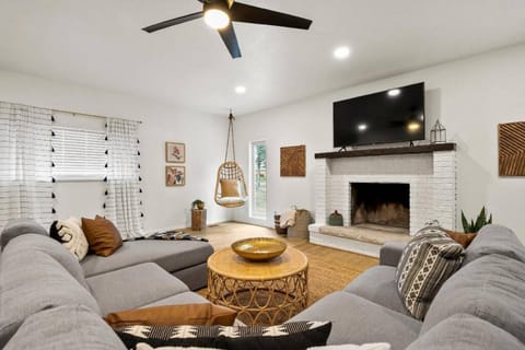 TV and multimedia, Living room, Seating area, Evening entertainment, fireplace