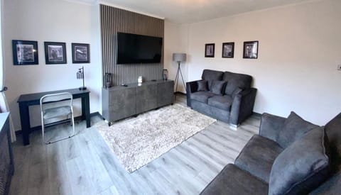 TV and multimedia, Living room, Seating area, Evening entertainment