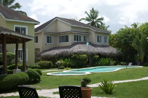 Spring, Day, Natural landscape, Garden, Garden view, Pool view, Swimming pool, sunbed