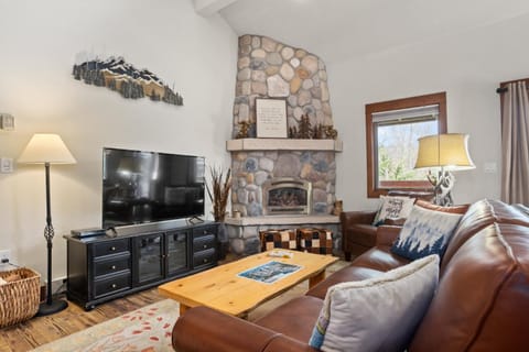 Hot Tubs, Washer & Dryer, Free Bus, Perfect for 3 Couples House in Steamboat Springs