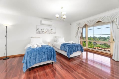 Coastal Comfort 4BR Vacation Home in Hallett Cove Maison in Hallett Cove