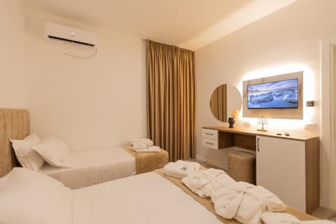 Bed, TV and multimedia, Photo of the whole room, Bedroom, hair dresser, towels, air conditioner