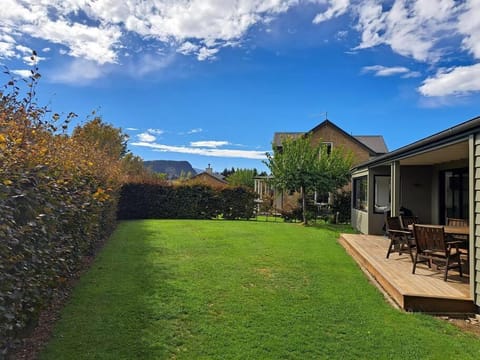 Peaceful and Secluded, yet so close to town! House in Wanaka