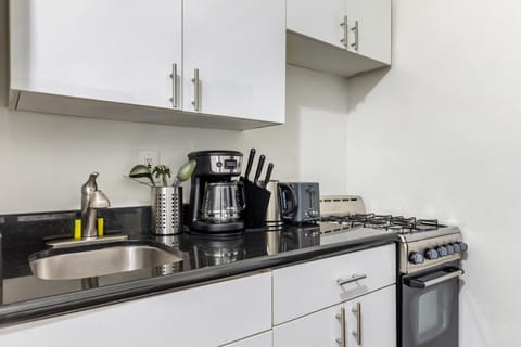 Coffee/tea facilities, Kitchen or kitchenette, stove, toaster