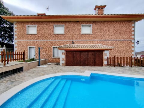 Preciosa villa para grupos grandes con piscina y BBQ Villa in Community of Madrid