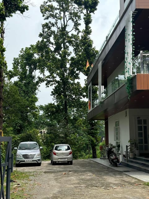 Property building, Day, Neighbourhood, Street view, Parking