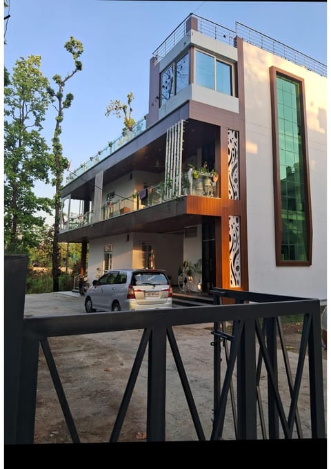 Property building, Day, Neighbourhood, Garden view, Street view, Parking