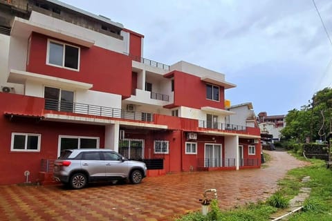 Property building, Neighbourhood, Street view, Location, Parking