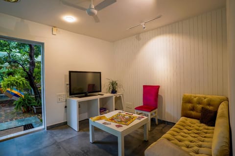 Communal lounge/ TV room, TV and multimedia, Living room, Seating area, Evening entertainment