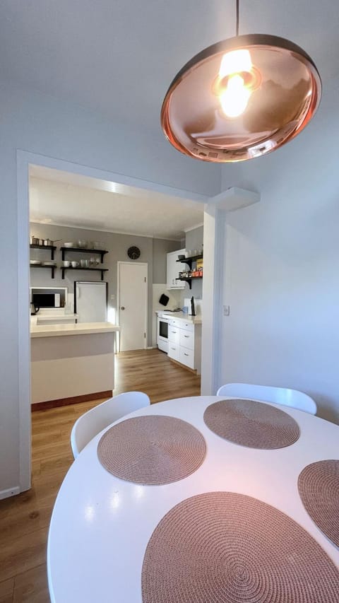 Kitchen or kitchenette, Photo of the whole room, stove