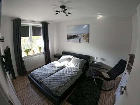 Bed, TV and multimedia, Photo of the whole room, Seating area, Bedroom