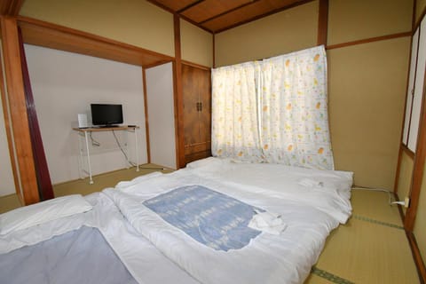 Bed, TV and multimedia, Bedroom