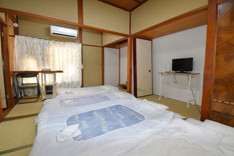 Bed, TV and multimedia, Bedroom, air conditioner