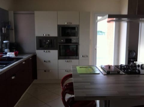 Property building, Kitchen or kitchenette, Living room