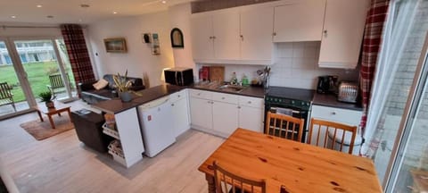 Kitchen or kitchenette, Dining area, oven