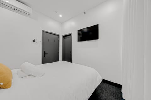 Communal lounge/ TV room, Bed, TV and multimedia, Photo of the whole room, Bedroom, air conditioner