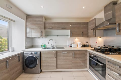 Kitchen or kitchenette, dishwasher, minibar, oven, pet friendly, stove, toaster, washing machine, dryer