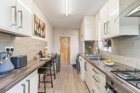 Stylish & Central - Bed House - Parking & Garden Apartment in Leicester