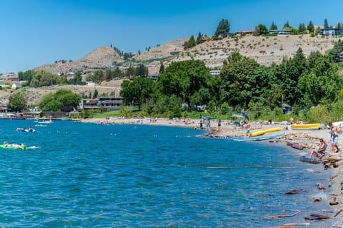 Park Pointe: Splendor on the Sun Deck (C202) Apartment in Chelan (In Town)