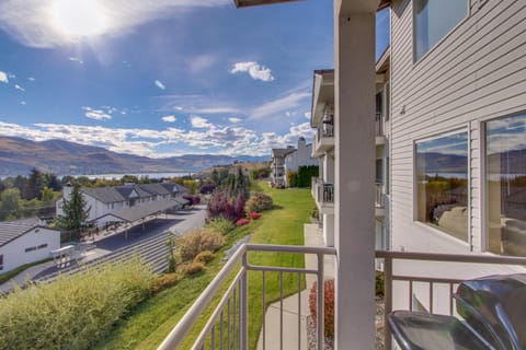 Park Pointe: Splendor on the Sun Deck (C202) Apartment in Chelan (In Town)