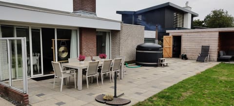 Garden, Hot Tub, Sauna, Seating area, Garden view