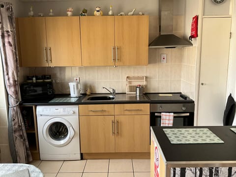 Property building, Kitchen or kitchenette, oven, washing machine