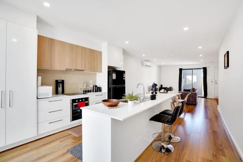 Cozy Townhouse in Werribee centre Apartment in Werribee South