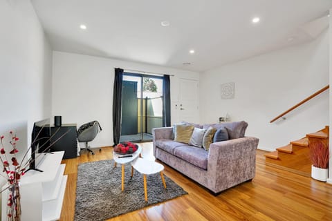 Cozy Townhouse in Werribee centre Apartment in Werribee South