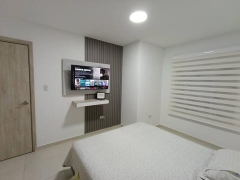 Bed, TV and multimedia, Photo of the whole room, Bedroom