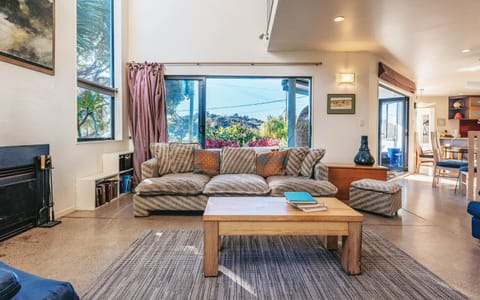 TV and multimedia, Living room, Seating area, fireplace